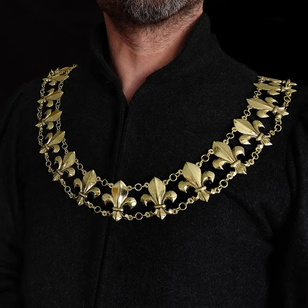 Collar de oficio Lis - Acabado Latón
