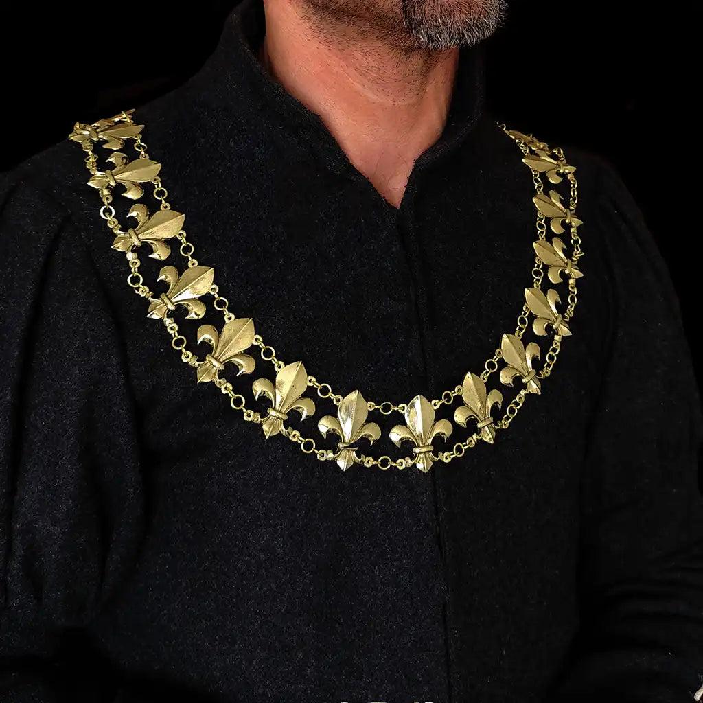 Collar de oficio Lis - Acabado Latón