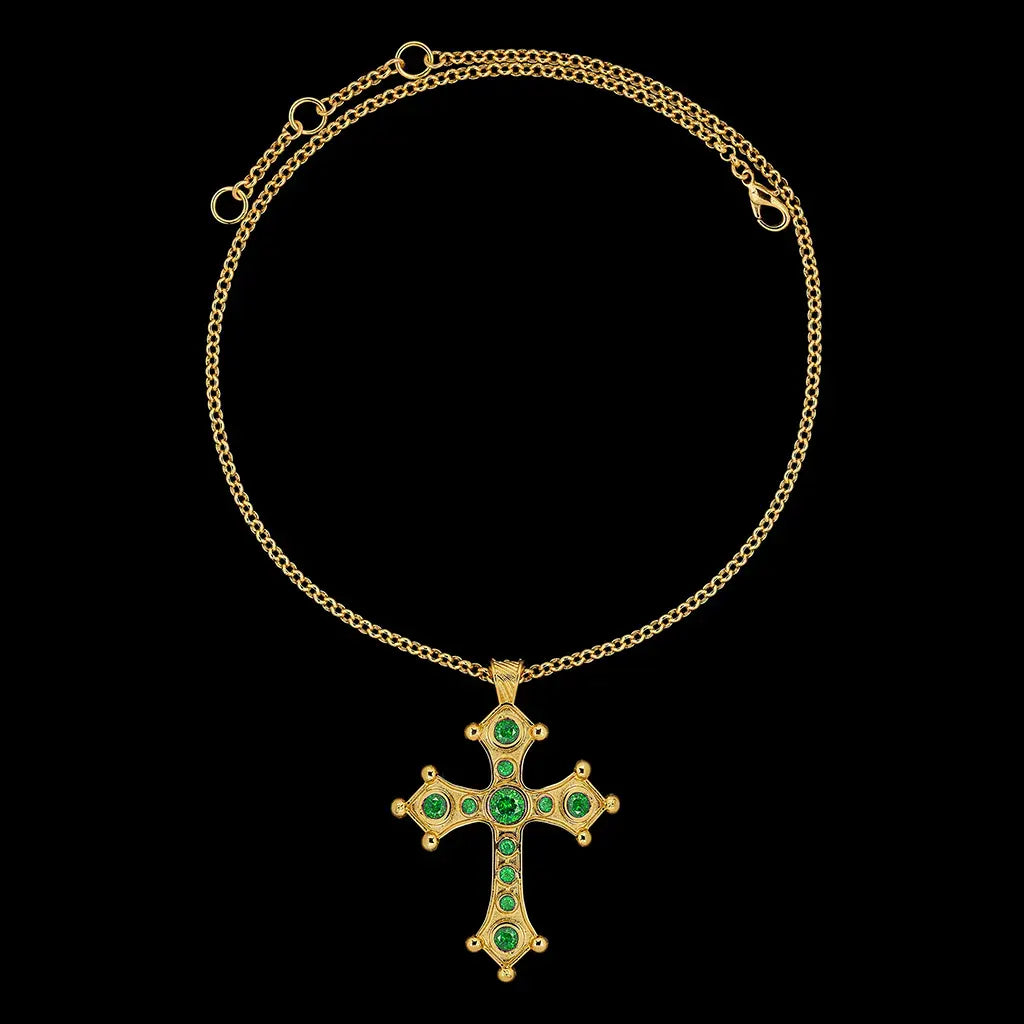 Total Upper view of a gold plated rolo chain necklace in 3 mm with a gold plated cross pendant with 11 round green zirconias in 6, 4 and 2,5 mm