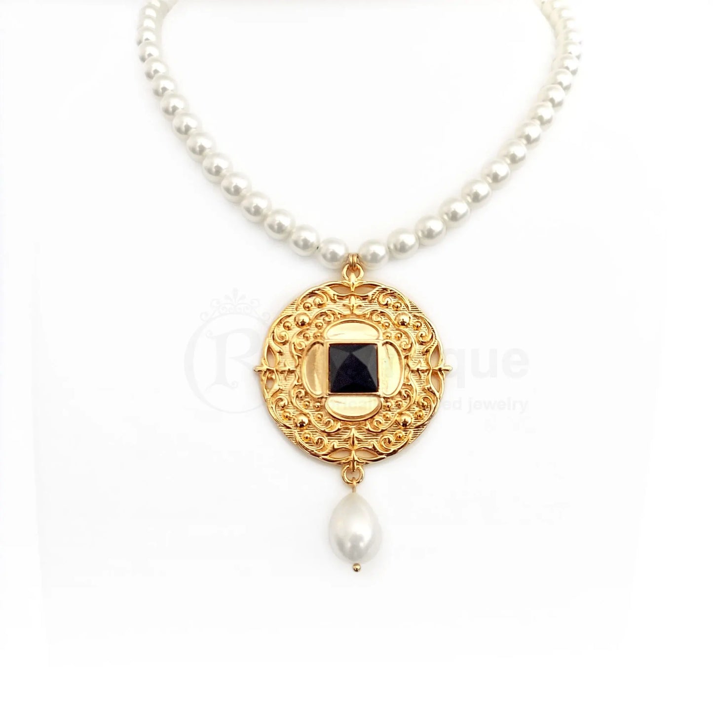 Big pendant Tudor necklace