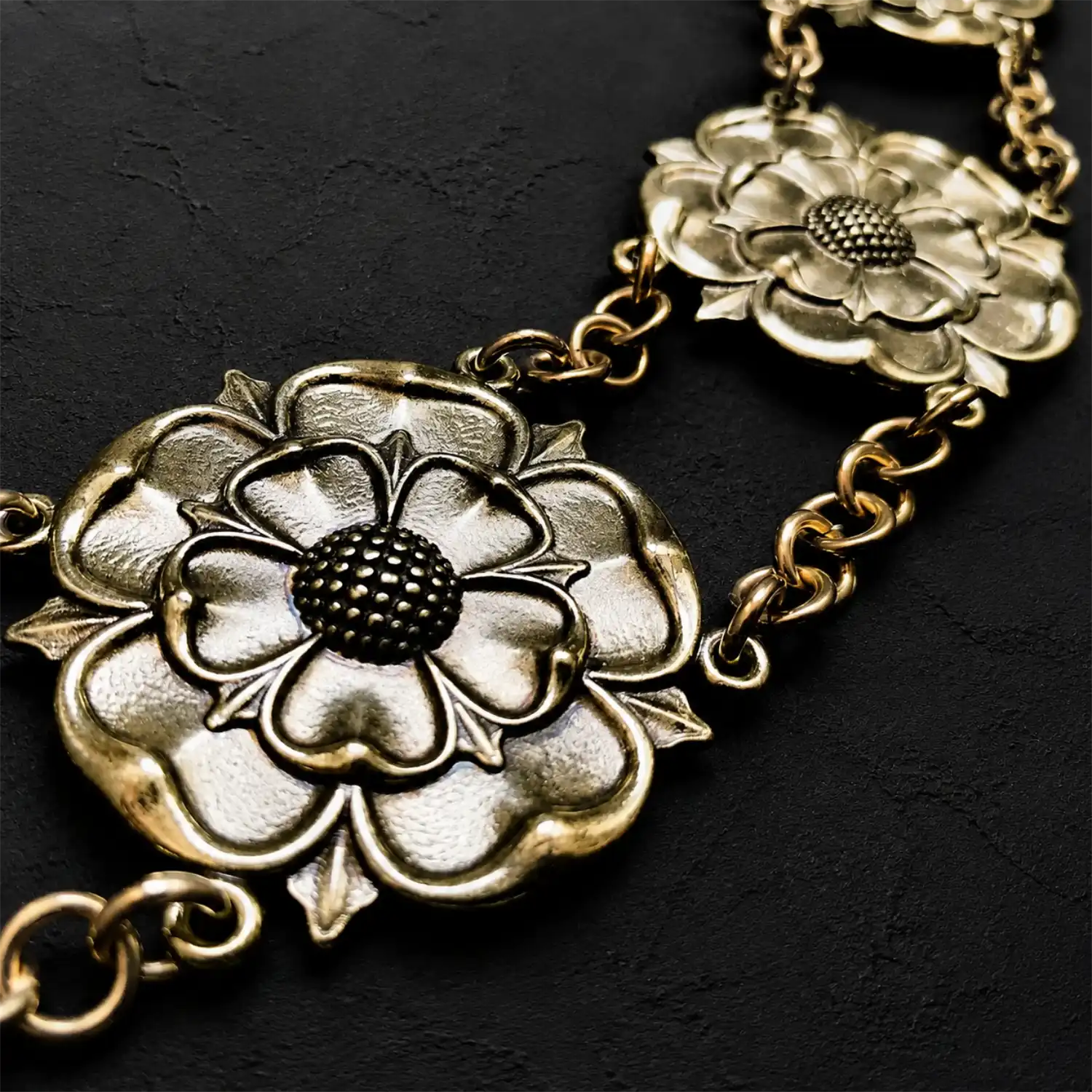 Collier de fonction rose Tudor Laiton