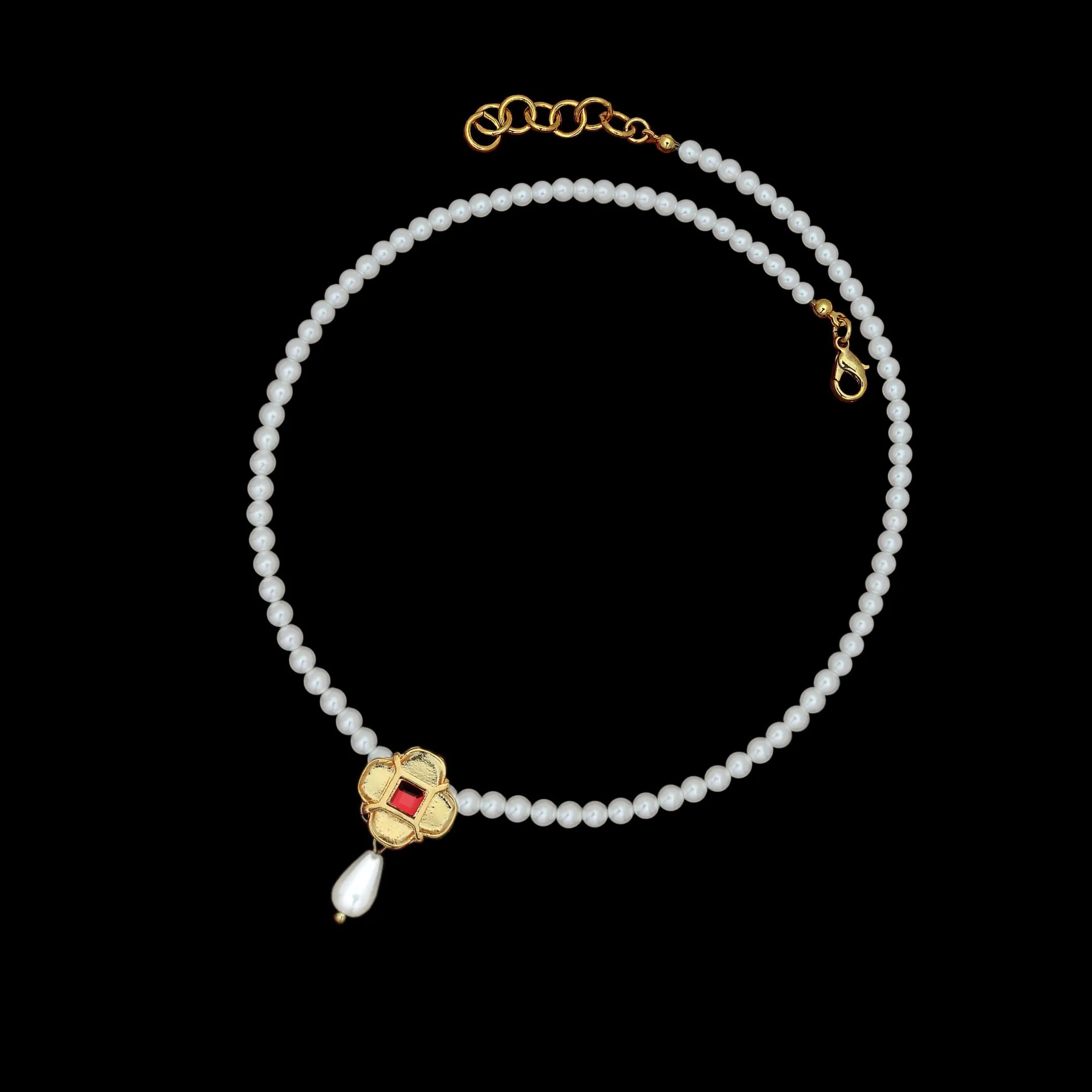 Kleine Perlenkette im Tudor-Stil